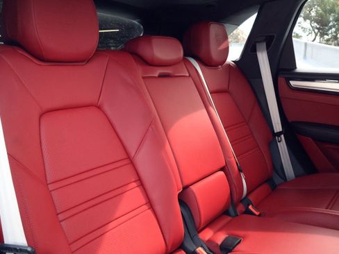 Certified 2023 Porsche Cayenne Platinum Edition image 23