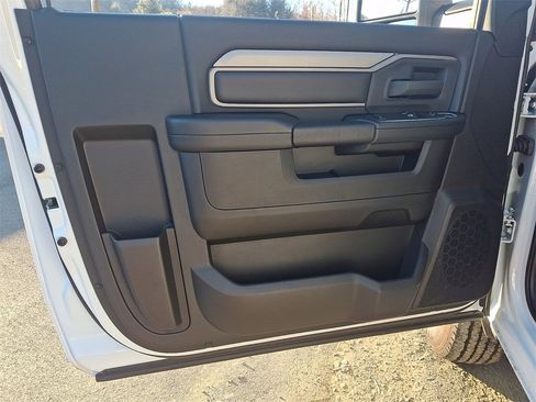 Used 2024 RAM 2500 Tradesman w/ Chrome Appearance Group image 11