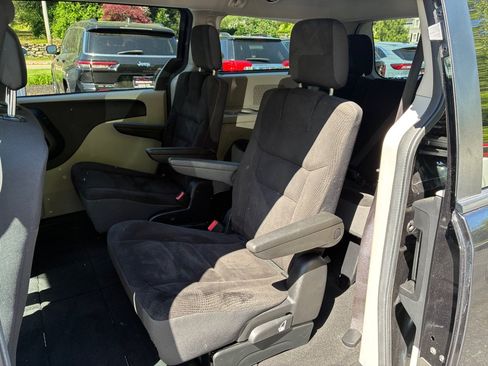 Used 2019 Dodge Grand Caravan SE FWD image 23