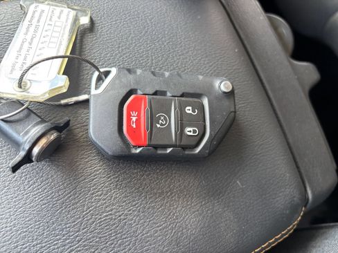 Used 2025 Jeep Wrangler Unlimited Sahara AWD/4WD image 24