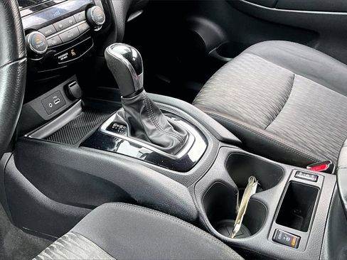 Used 2018 Nissan Rogue SV image 17