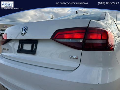 Used 2018 Volkswagen Jetta SE FWD image 4