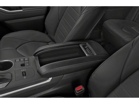 Used 2023 Toyota Highlander XLE image 9