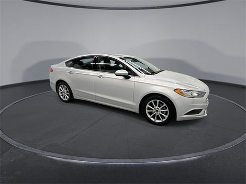 Used 2017 Ford Fusion SE w/ Fusion SE Technology Package image 2