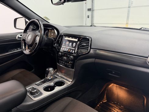 Used 2021 Jeep Grand Cherokee Laredo image 24