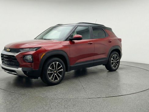 Used 2025 Chevrolet TrailBlazer LT image 3