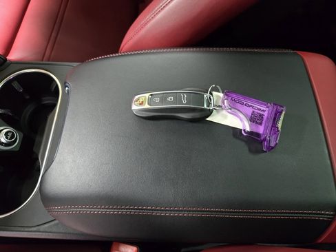 Used 2022 Porsche Cayenne Platinum Edition image 28