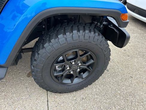 New 2025 Jeep Gladiator Sport image 24