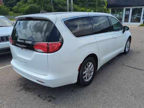 Used 2023 Chrysler Voyager LX FWD image 4