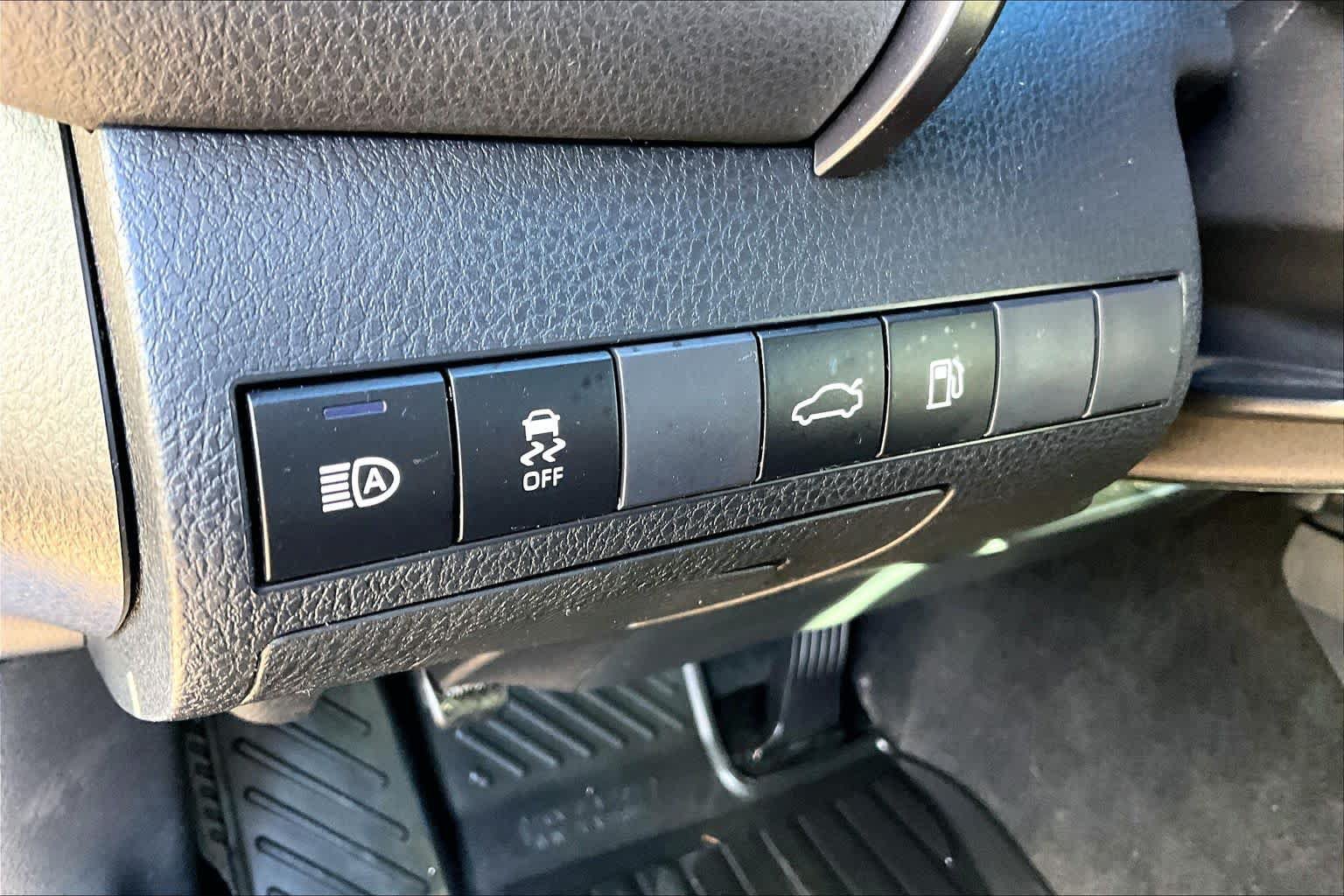 Used 2018 Toyota Camry SE FWD image 32