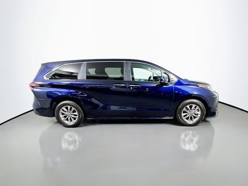 Used 2025 Toyota Sienna XLE AWD/4WD image 7