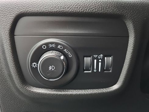 Used 2025 Jeep Grand Cherokee Limited image 24