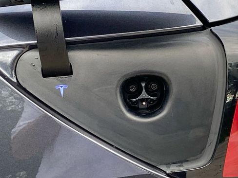 Used 2024 Tesla Model Y Performance image 21