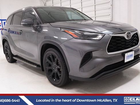 Used 2022 Toyota Highlander L FWD image 3