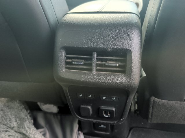 Used 2018 Chevrolet Equinox Premier FWD image 12