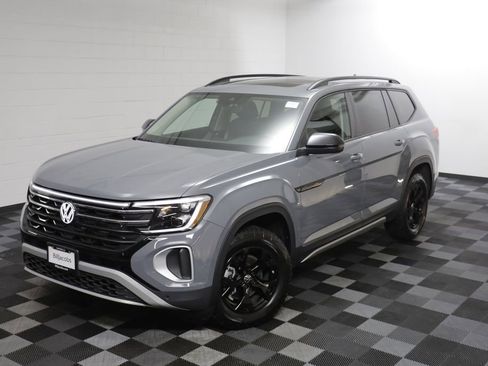 Used 2025 Volkswagen Atlas Peak Edition SE AWD/4WD image 2
