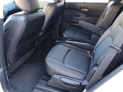 Used 2024 Nissan Pathfinder SL w/ SL Premium Package FWD image 6