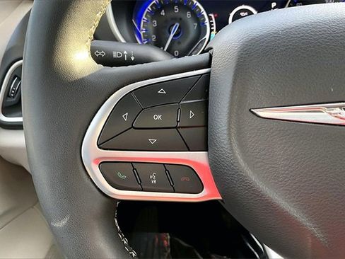 Used 2024 Chrysler Pacifica Touring-L image 18