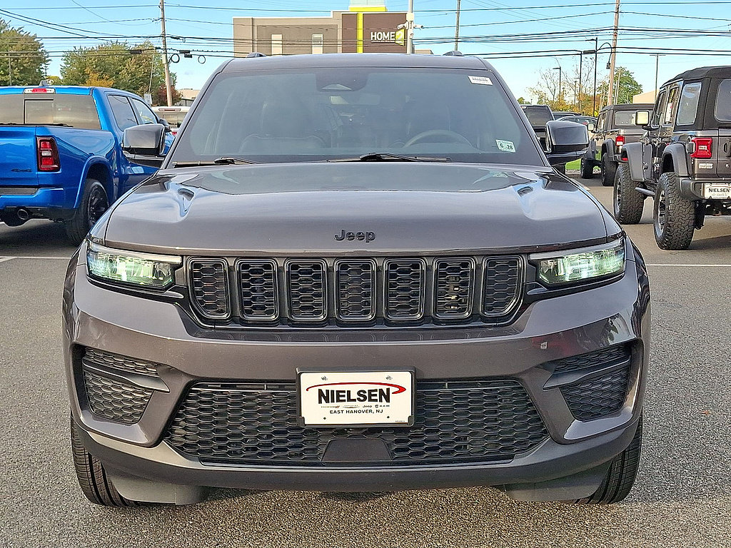 Used 2023 Jeep Grand Cherokee Altitude AWD/4WD image 35