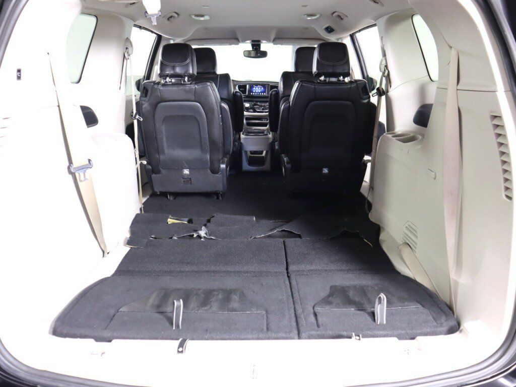 Used 2020 Chrysler Voyager Lxi FWD image 33