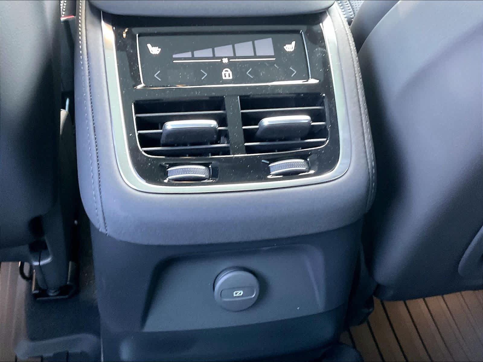 New 2026 Volvo XC90 T8 Ultra w/ Lounge Package AWD/4WD image 16