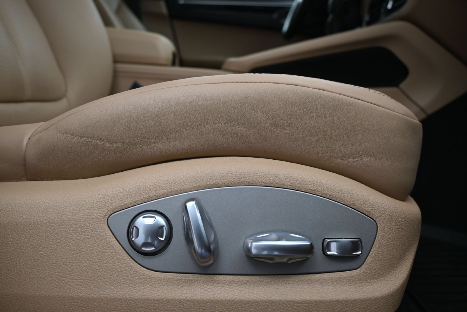 Certified 2025 Porsche Macan AWD/4WD image 15