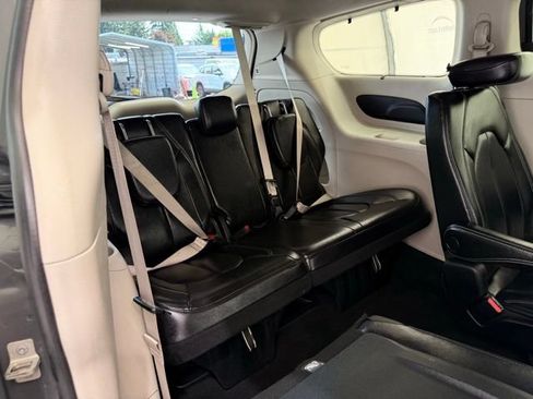 Used 2022 Chrysler Pacifica Touring-L FWD image 28