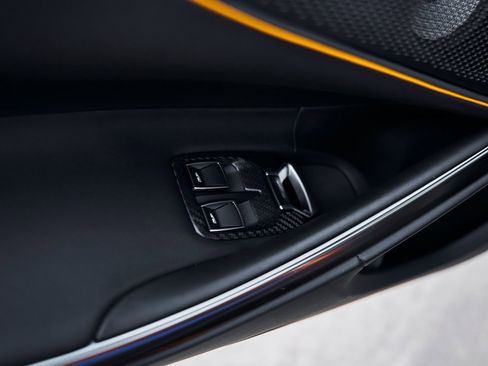 Used 2025 McLaren Artura Spider image 33