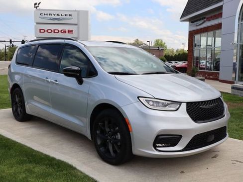 Used 2024 Chrysler Pacifica Limited w/ S Appearance Package AWD/4WD image 3