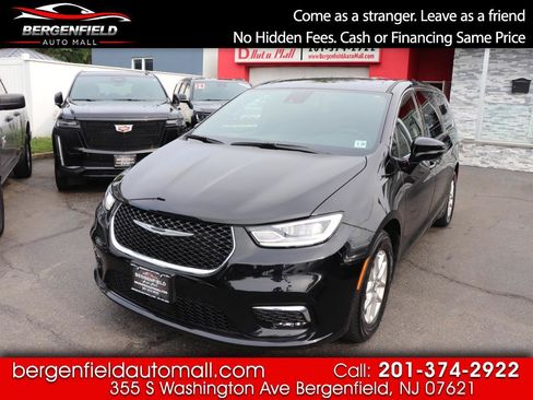 Used 2025 Chrysler Pacifica Select FWD image 1