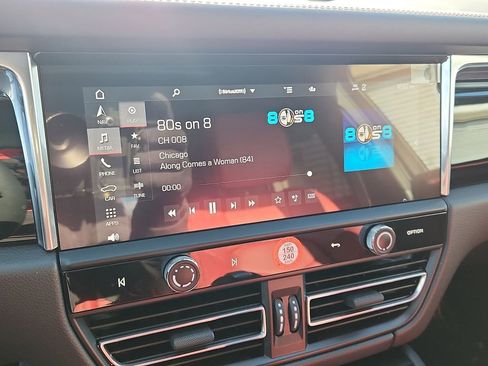 Certified 2025 Porsche Macan image 16