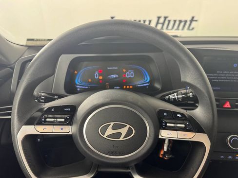 Used 2025 Hyundai Elantra SE FWD image 13