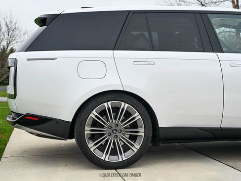 Used 2025 Land Rover Range Rover SE image 10