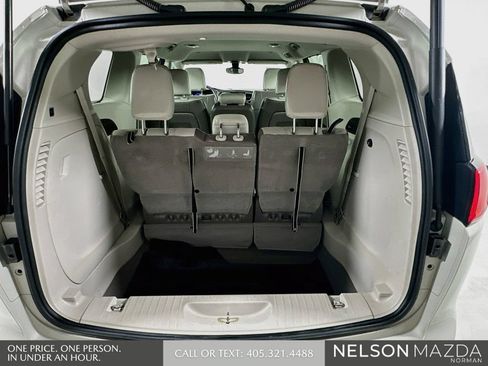 Used 2017 Chrysler Pacifica Touring-L FWD image 27