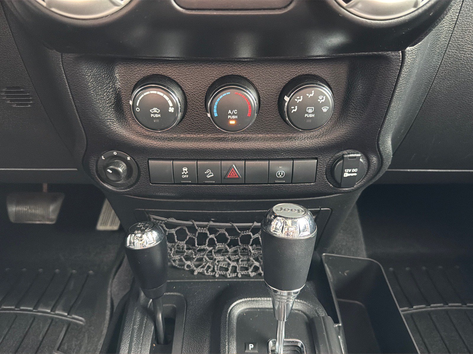 Used 2017 Jeep Wrangler Unlimited Sahara w/ Connectivity Group AWD/4WD image 19