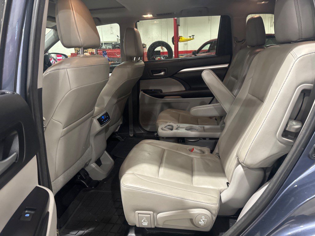 Used 2018 Toyota Highlander XLE FWD image 9