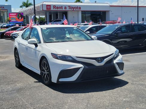 Used 2022 Toyota Camry SE FWD image 2