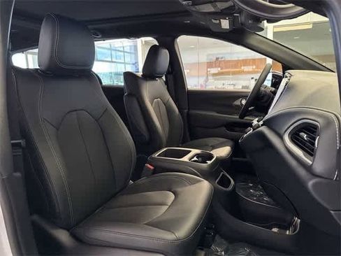 New 2025 Chrysler Pacifica Select w/ Uconnect Theater Family Group image 21
