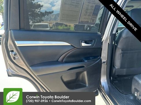 Used 2017 Toyota Highlander XLE w/ Carpet Mat Package AWD/4WD image 18