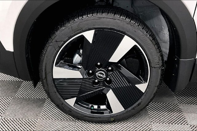 New 2026 Nissan Kicks SR w/ Cold Weather Package FWD image 12