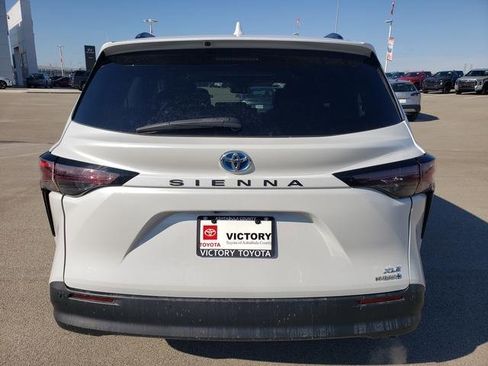 Used 2024 Toyota Sienna XLE image 6