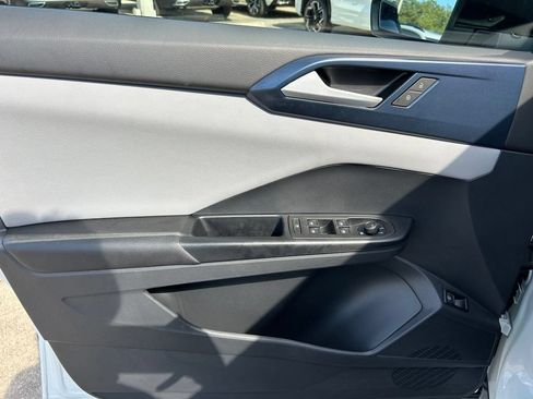 Certified 2023 Volkswagen Taos SE FWD image 18