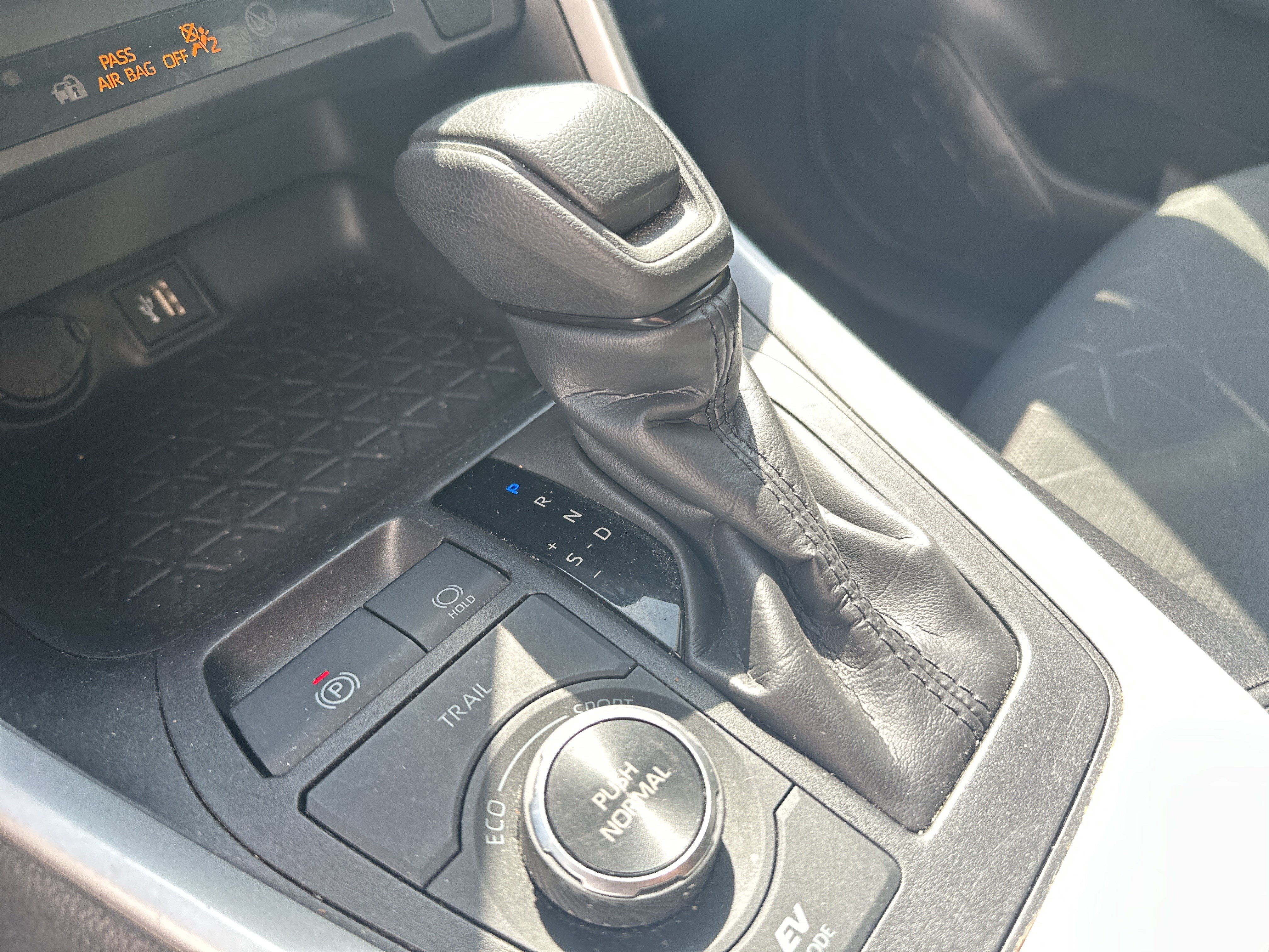 Used 2025 Toyota RAV4 XLE AWD/4WD image 25