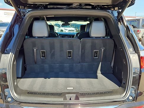 Used 2023 Buick Enclave Essence w/ Sport Touring Edition image 6