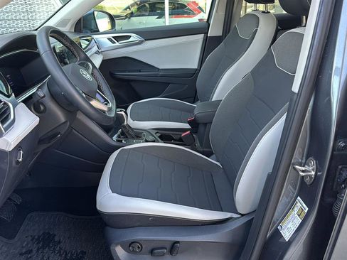 Used 2025 Volkswagen Taos SE w/ Panoramic Sunroof Package image 12