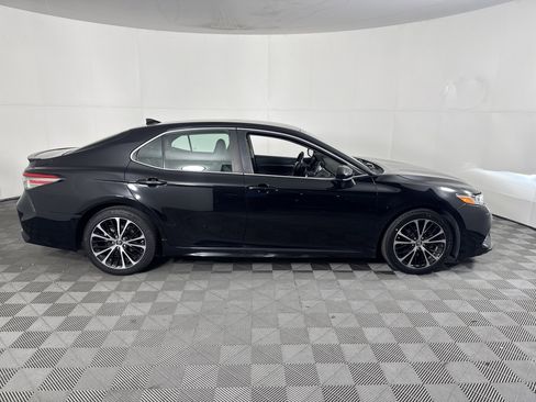 Used 2019 Toyota Camry SE image 3