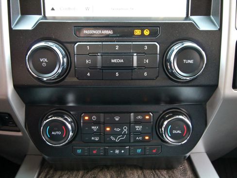 Used 2019 Ford F350 Lariat w/ Lariat Ultimate Package AWD/4WD image 34