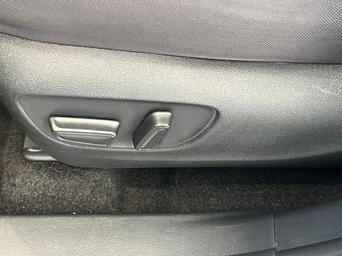 Used 2025 Toyota Highlander LE FWD image 22