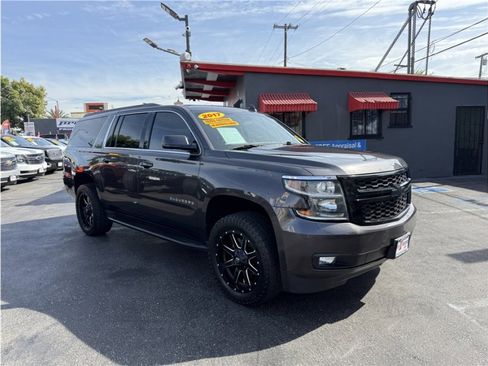 Used 2017 Chevrolet Suburban LT image 7