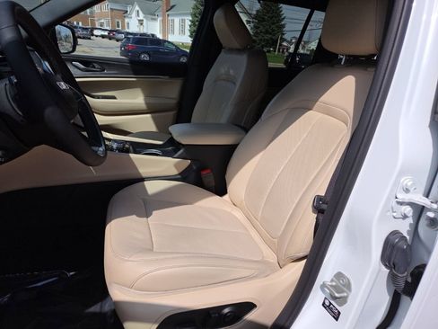 Used 2024 Jeep Grand Cherokee Limited w/ Luxury Tech Group II image 14